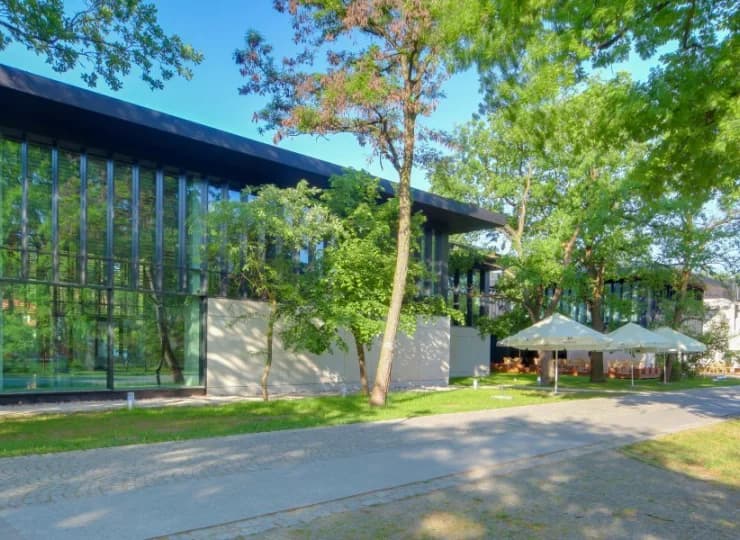 Tuż obok hotelu znajduje się tężnia solankowa