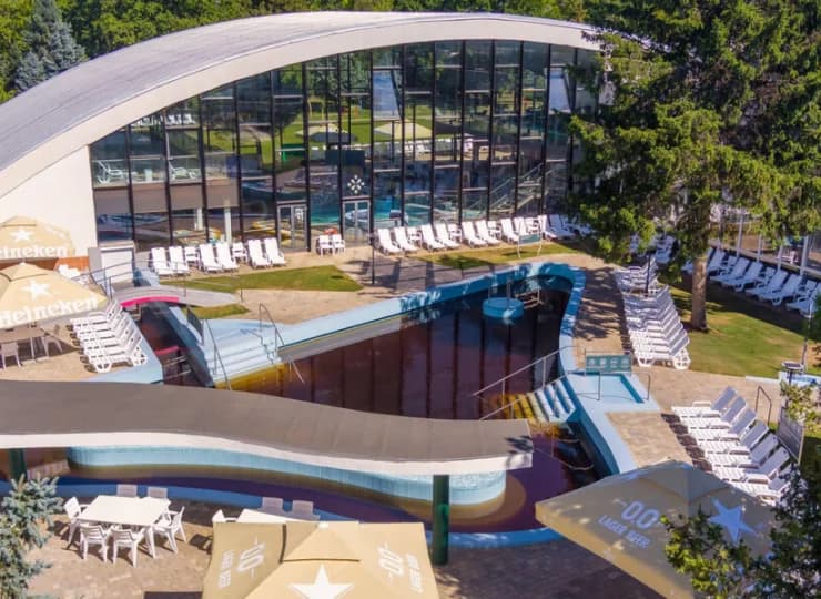 To hotel z basenami wewnętrznymi i zewnętrznymi