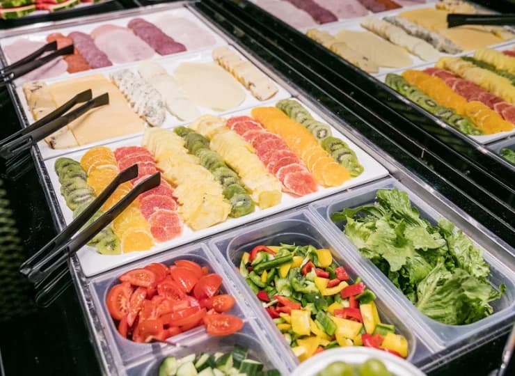 w bufecie nie brakuje owoców ani warzyw