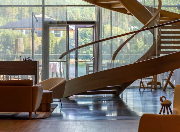 Wyróżniają ją też eleganckie drewniane schody