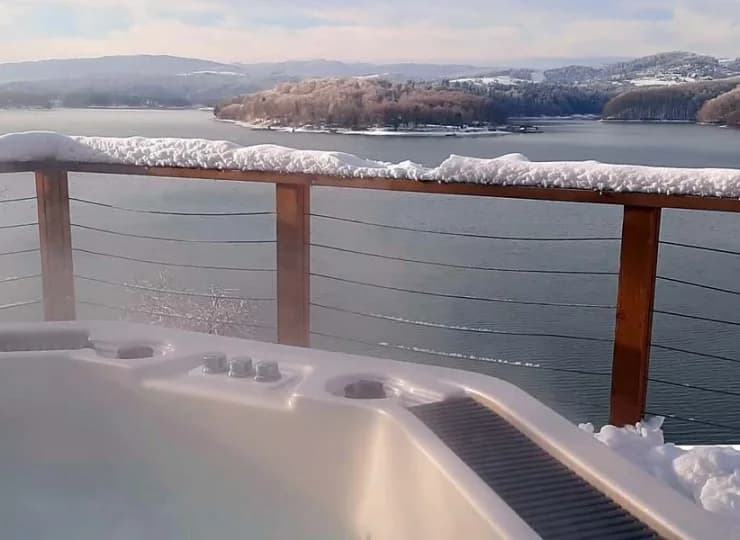Jest także zewnętrzne jacuzzi z widokiem na Jezioro Solińskie