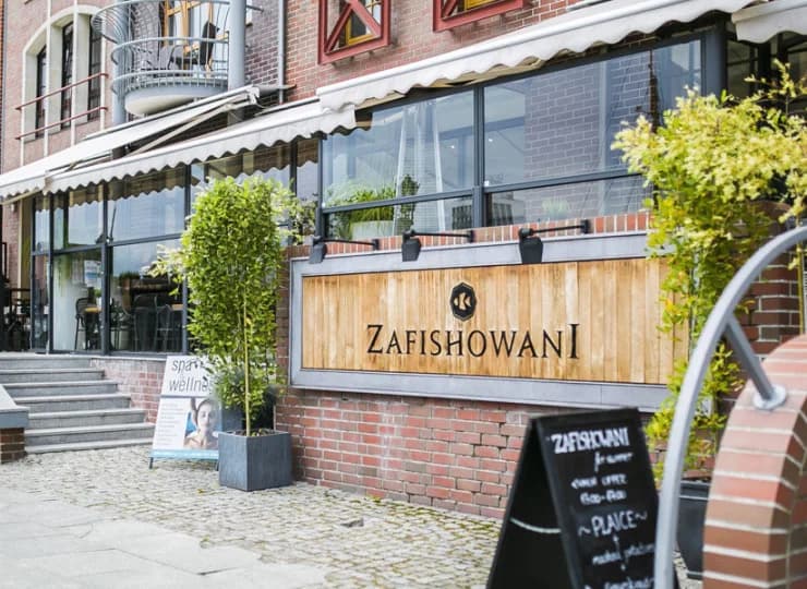 W hotelu mieści się restauracja specjalizująca się w rybach