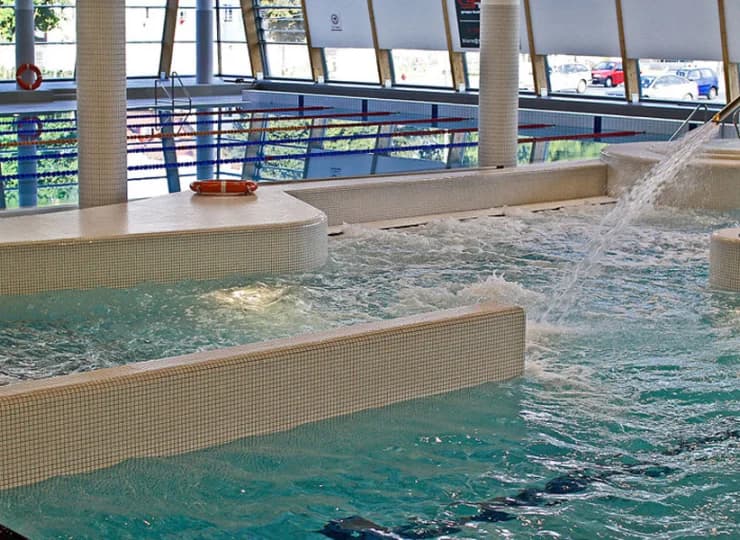 Mieszczą się tu basen sportowy, rekreacyjny oraz brodzik dla dzieci