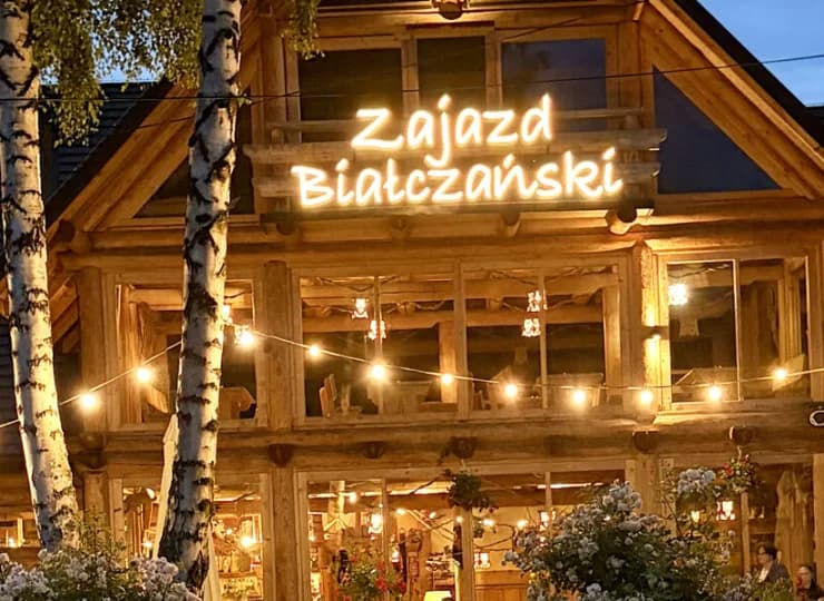 Zajazd Białczański to regionalny obiekt położony w centrum Białki Tatrzańskiej