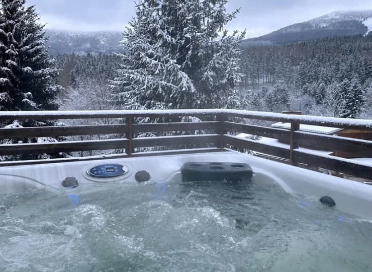 W lutym 2025 roku na dachu obiektu otwarto jacuzzi z widokiem na góry!