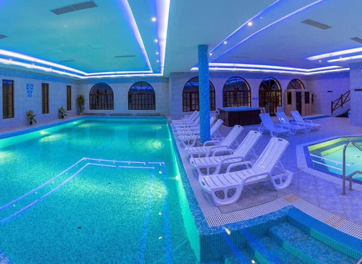 W każdej ze stref wellness mieści się kryty basen oraz sauny