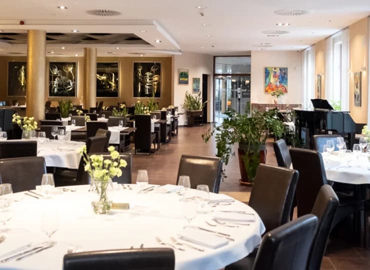 Hotelowa restauracja proponuje dania kuchni polskiej i międzynarodowej