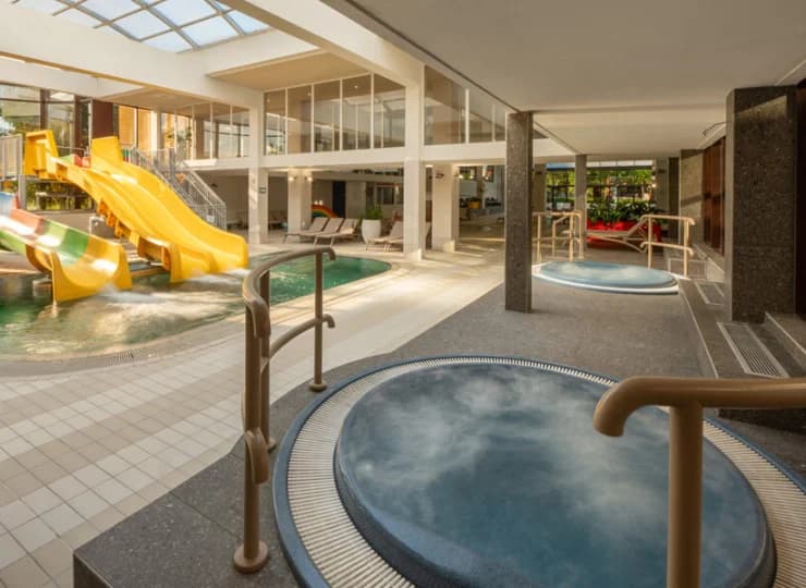W krytym kompleksie także są zjeżdżalnie oraz 2 jacuzzi