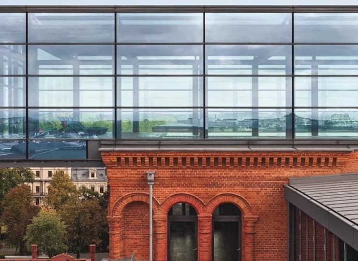 Strefa wellness ma panoramiczny widok na miasto
