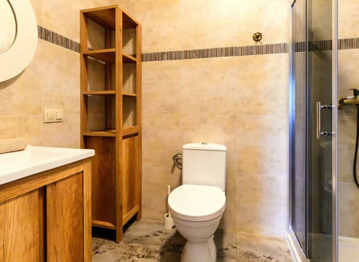 Apartament posiada prywatną łazienkę z prysznicem