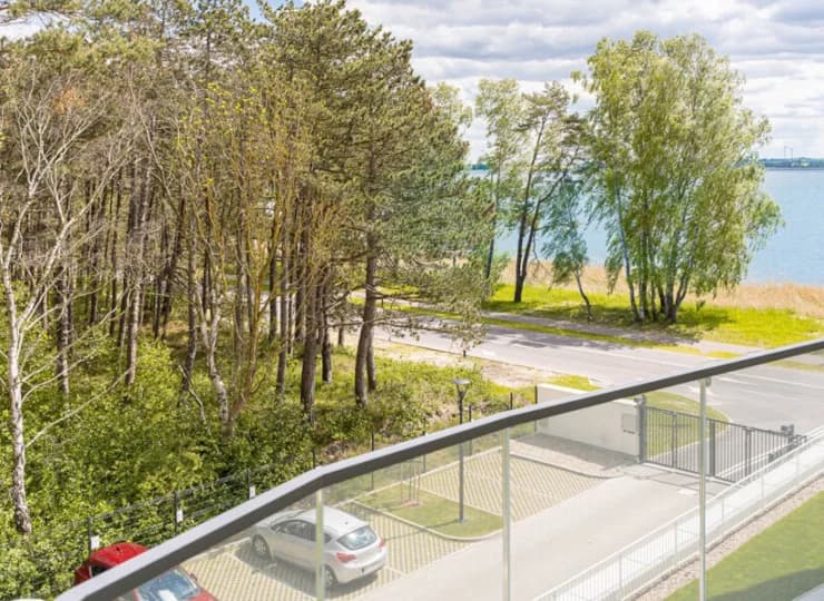 Apartamentowce są ogrodzone, posiadają własne miejsca parkingowe