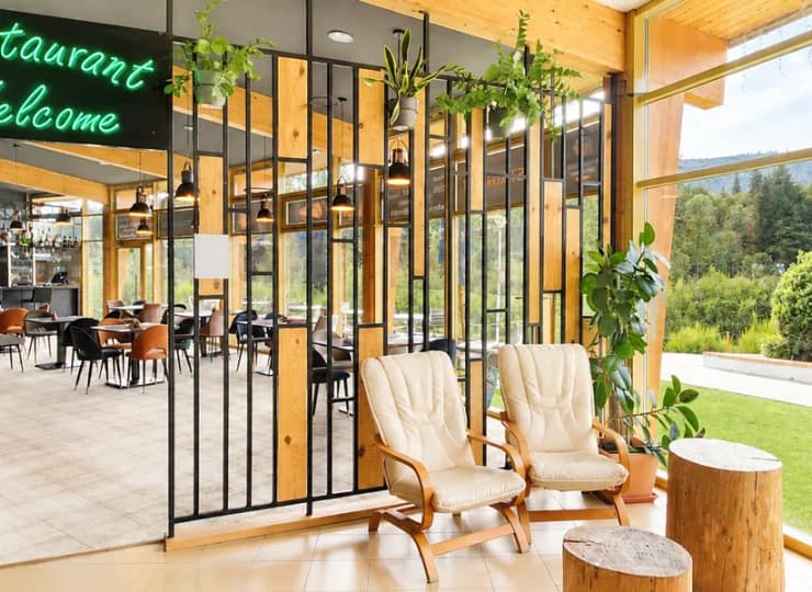 Restauracja serwuje dania kuchni lokalnej i międzynarodowej