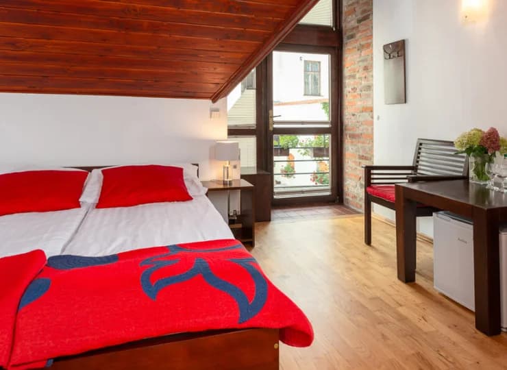 Pokoje zajmują różne skrzydła hotelu, w tym stylowe pomieszczenia ze skosami