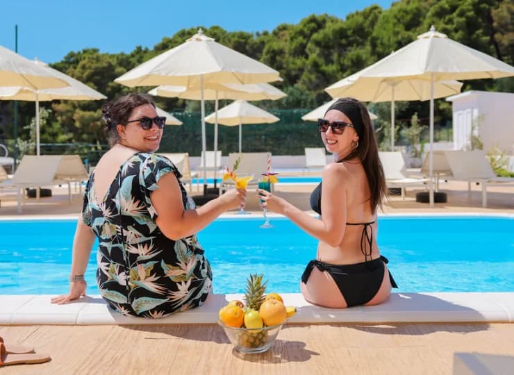 Dzięki czemu można popijać dobre drinki, mocząc nogi w basenie