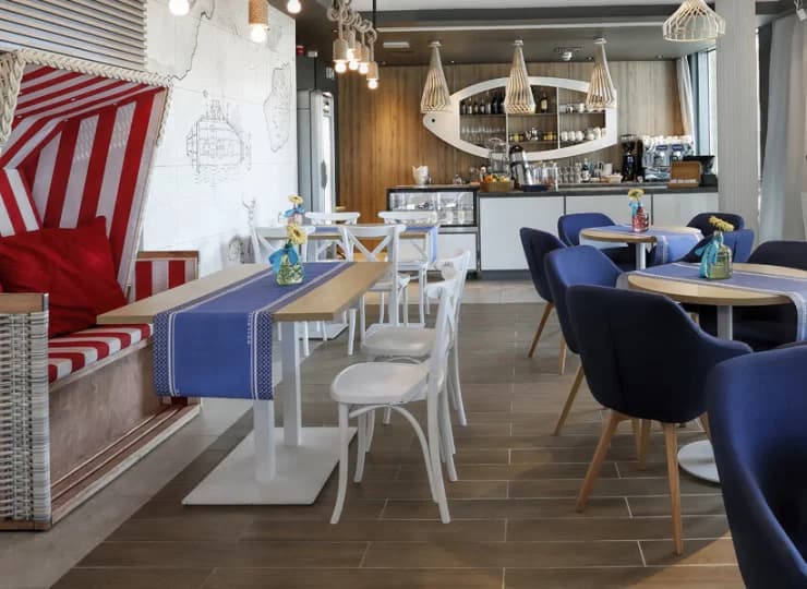 Wnętrza hotelu posiadają stylowe akcenty marynistyczne