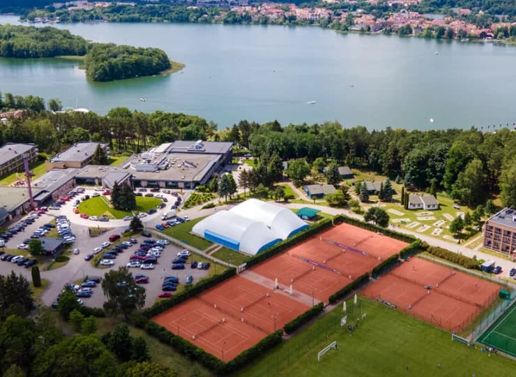 Profesjonalne zaplecze sportowo-rekreacyjne na Mazurach, korty tenisowe i boiska
