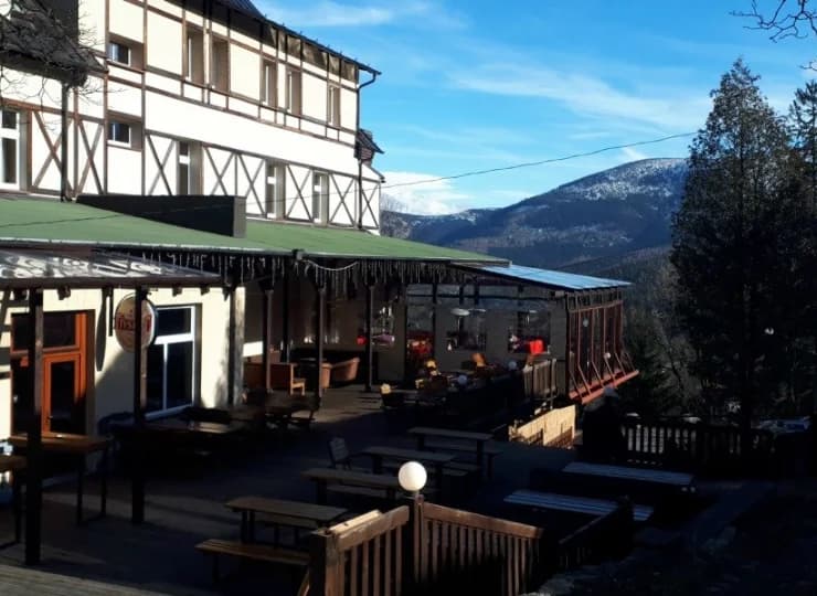 Z tarasu można podziwiać widok na panoramę Karpacza