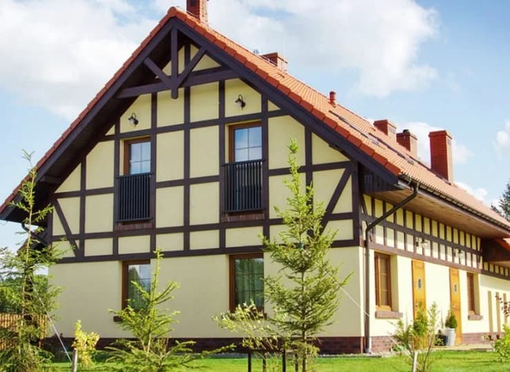 Przyjemna architektura nawiązuje do budowniczych tradycji na Mazurach