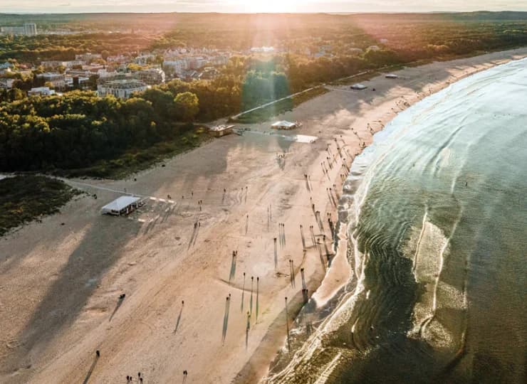 Bardzo blisko stąd na plażę, wystarczy minuta spacerem