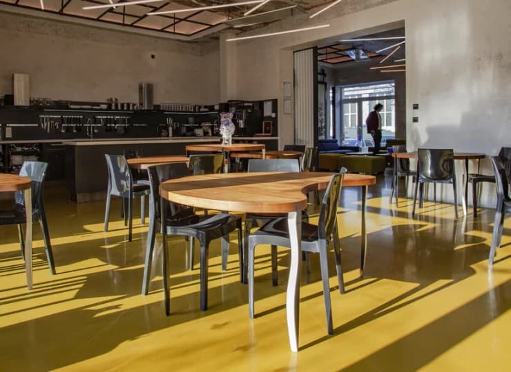 Oraz samoobsługową restaurację i jadalnię