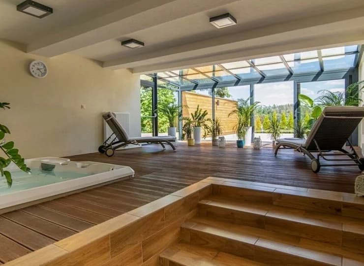 Jacuzzi ma wyjście na taras z widokiem na jezioro