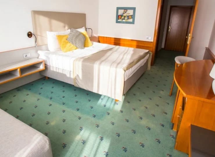Wnętrza wyposażono w TV, WiFi, klimatyzację i minibar