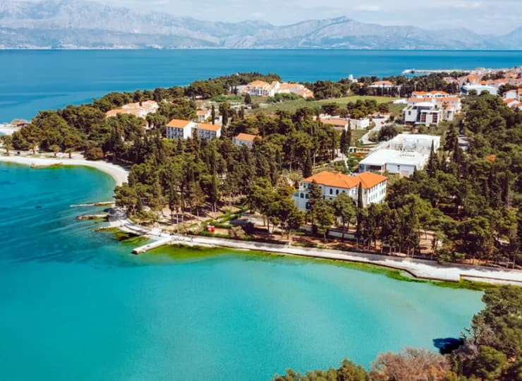 Aminess Vival Velaris Resort jest pięknie położony na chorwackiej wyspie Brac