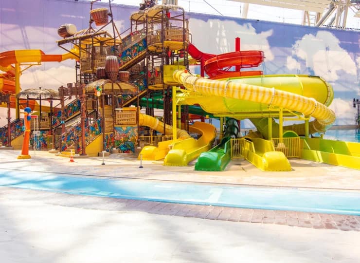 Najmłodsi goście mogą korzystać m.in. z wodnego placu zabaw Jungle Splash