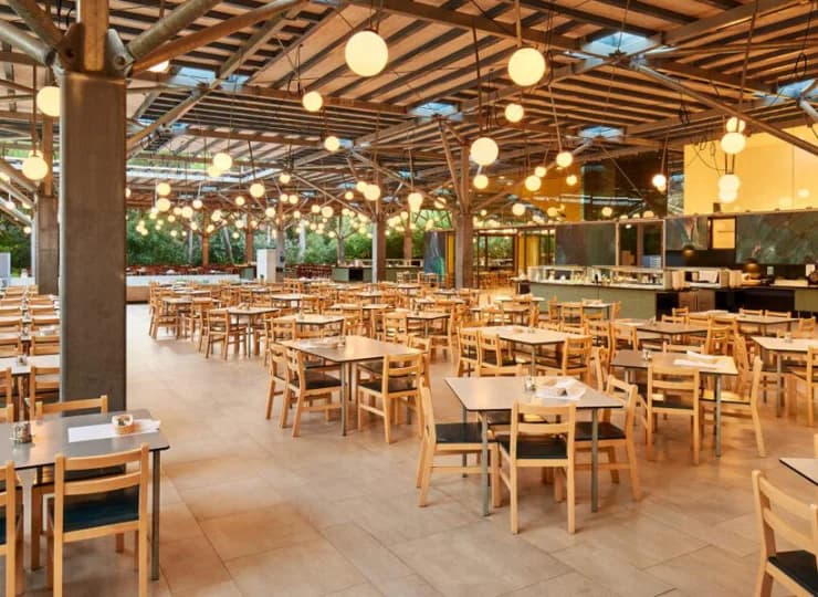 W bufetowej restauracji posiłki są serwowane w formule all inclusive