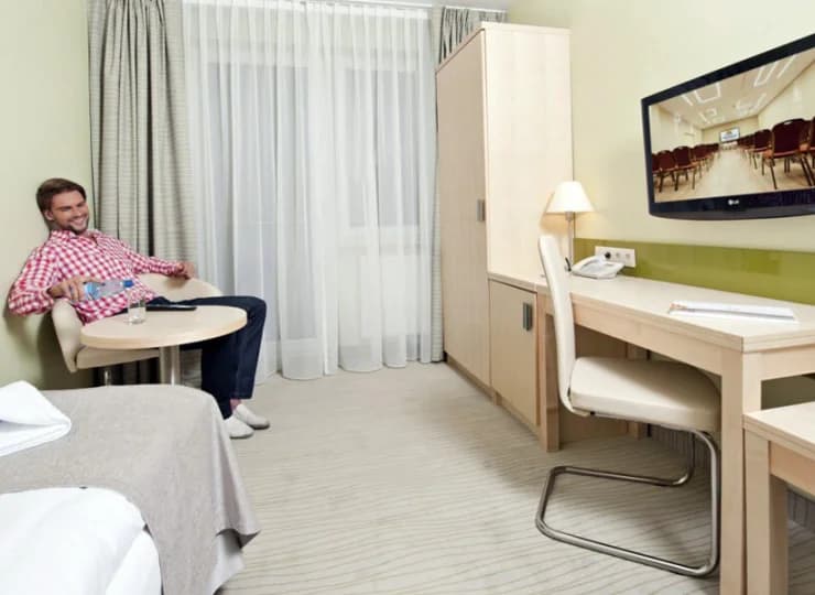 W pokoju jest balkon, czajnik, minibar, smart TV, wifi, ręczniki