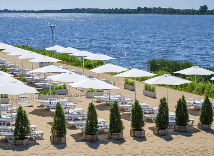 Jest malowniczo położony nad Zalewem Zegrzyńskim, na brzegu Narwi