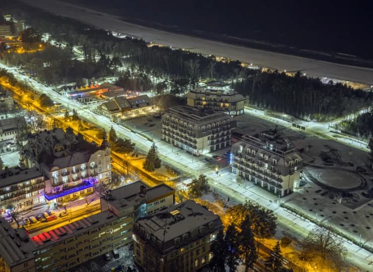 Resort mieści się pomiędzy Bałtykiem i plażą, a nowoczesną promenadą