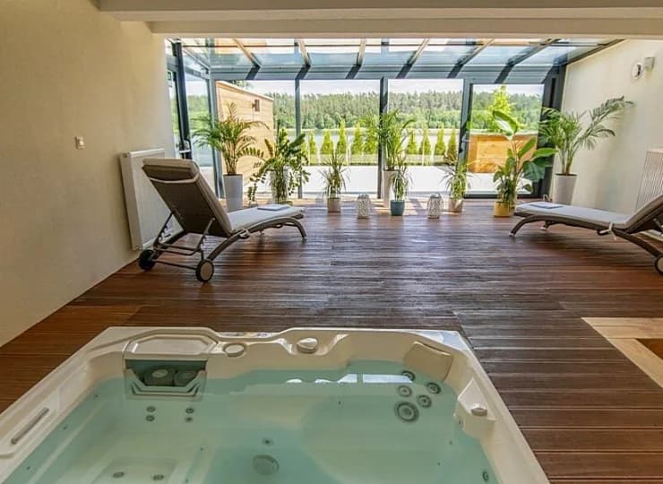 Goście mogą zrelaksować się w jacuzzi