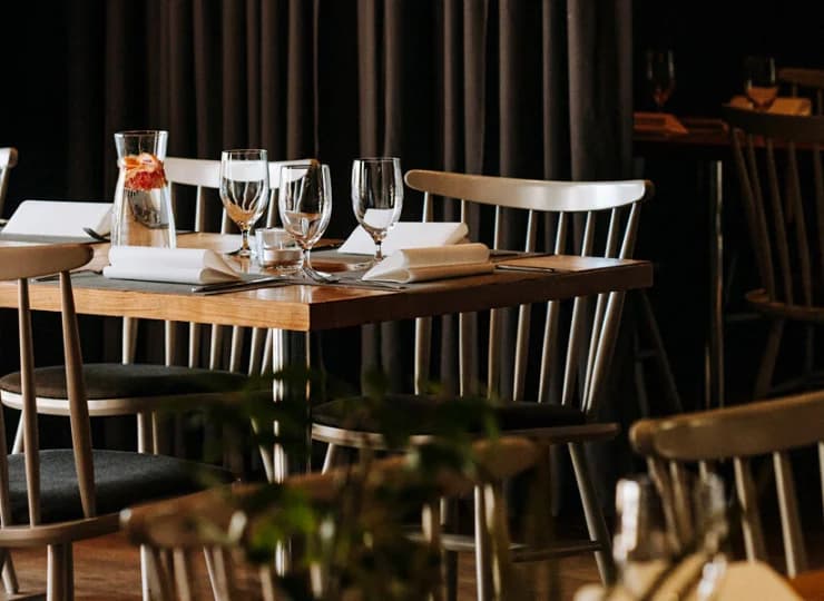 Restauracja przyrządza dla swoich gości dania kuchni polskiej i europejskiej