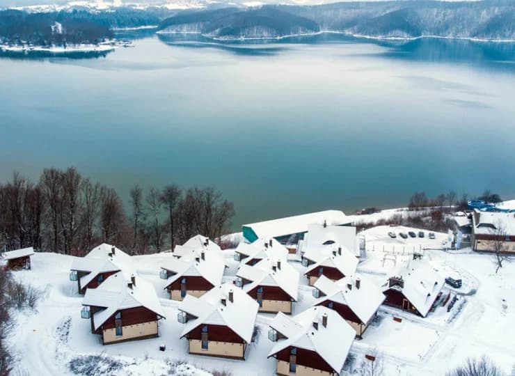 White Sails Solina to całoroczny kompleks nad Jeziorem Solińskim