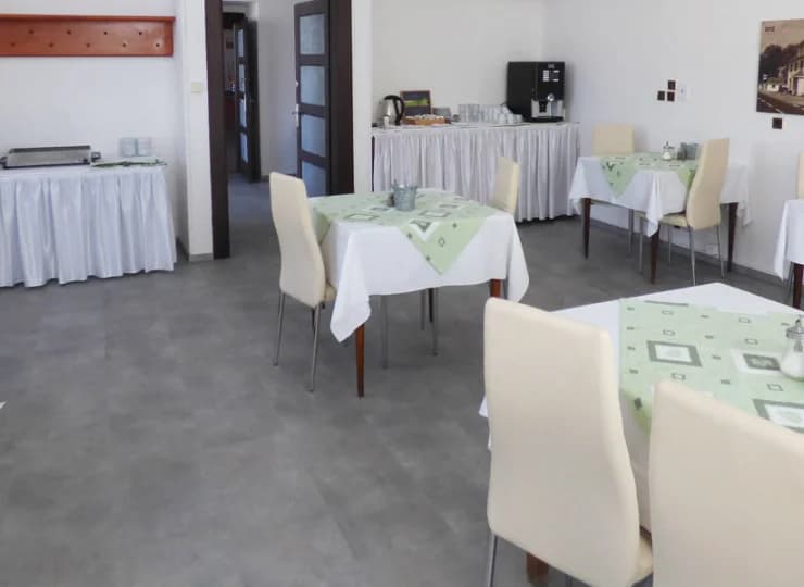 W hotelu znajduje się sala jadalna, gdzie podawane jest śniadanie