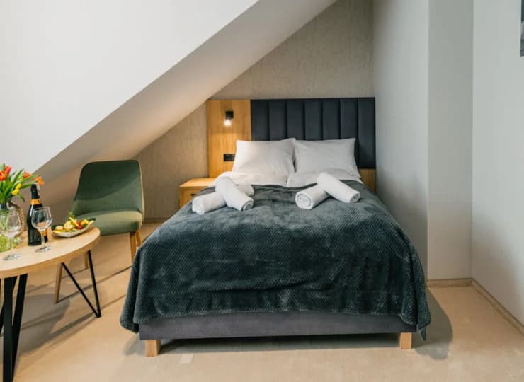 Hotel znajduje się na skraju Żywieckiego Parku Krajobrazowego