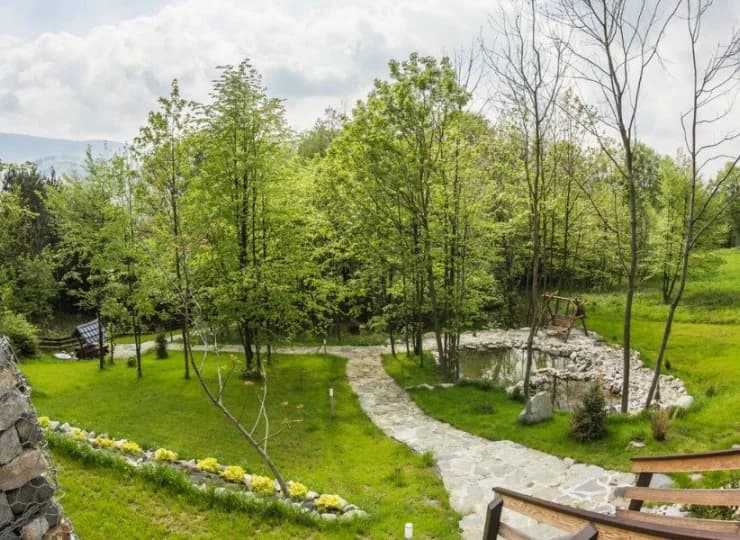 Otoczenie obiektu sprzyja wyciszeniu i obcowaniu z naturą