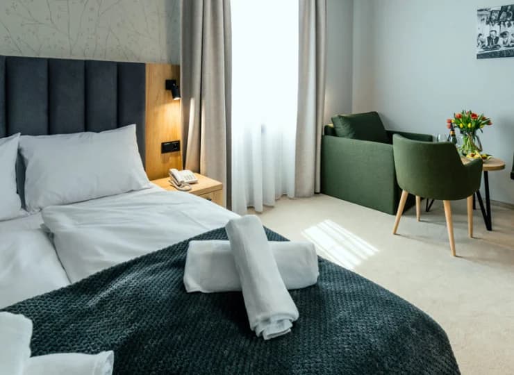 Posiada łóżko małżeńskie i rozkładany fotel