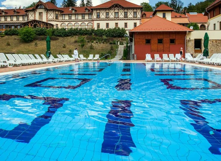 Erzsebet Park to hotel z rozbudowaną strefą wellness wewnętrzną i zewnętrzną