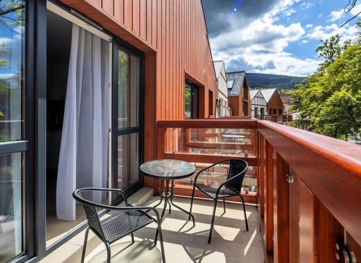 Balkon pozwala dodatkowo cieszyć się otoczeniem w słoneczne dni