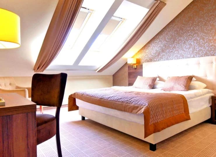 W wyposażeniu: klimatyzacja, TV, minibar, Wi-Fi, sofa oraz biurko
