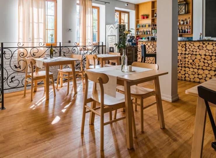 W tutejszej restauracji serwowane są dania kuchni polskiej