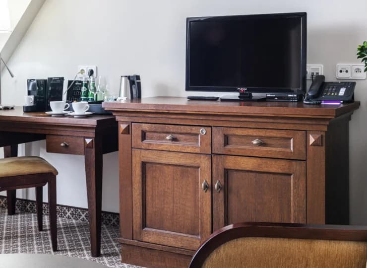 Pokój jest wyposażony w TV, WiFi, telefon, sejf i minibar