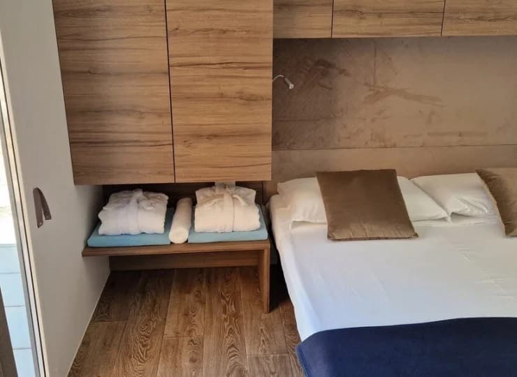 W domkach oprócz salonu są 2 osobne sypialnie