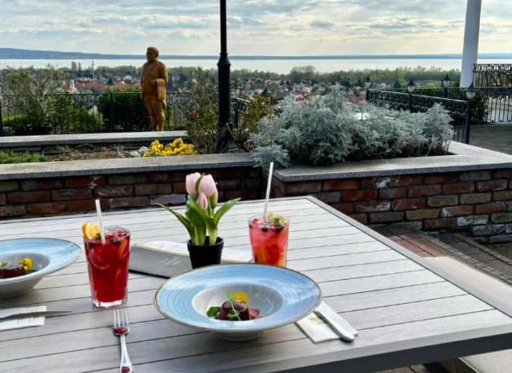 Jedna z najlepszych restauracji nad Balatonem z widokiem na jezioro