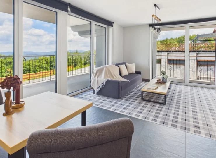 Wnętrza apartamentu z balkonem