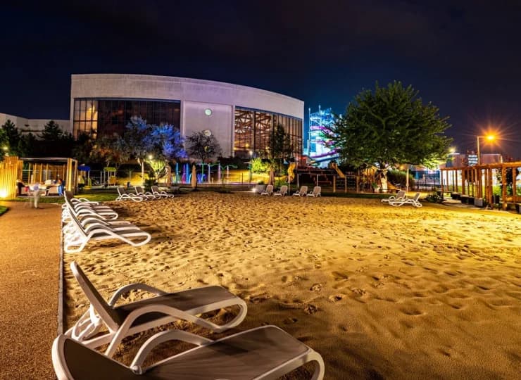 Pomiędzy hotelem a Parkiem Wodnym urządzono zewnętrzną plażę
