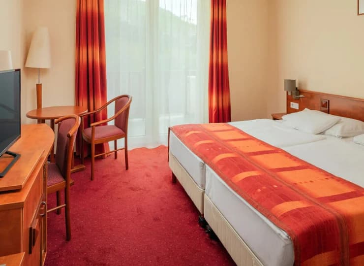 Pokoje w skrzydle Zsuzsanna należą do kategorii comfort