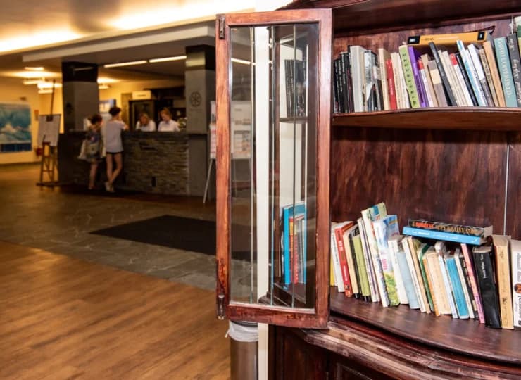 Jest też hotelowa biblioteczka